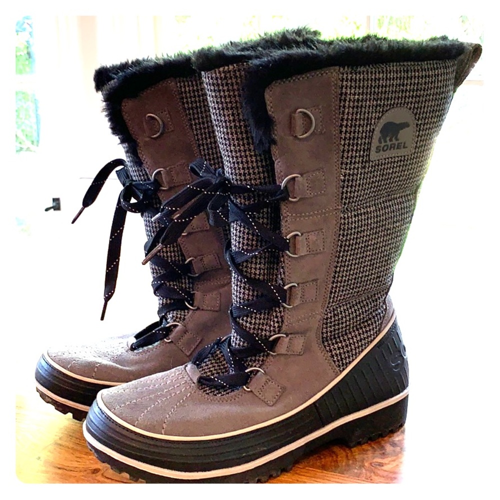 Sorel women’s snow boots size 9.5